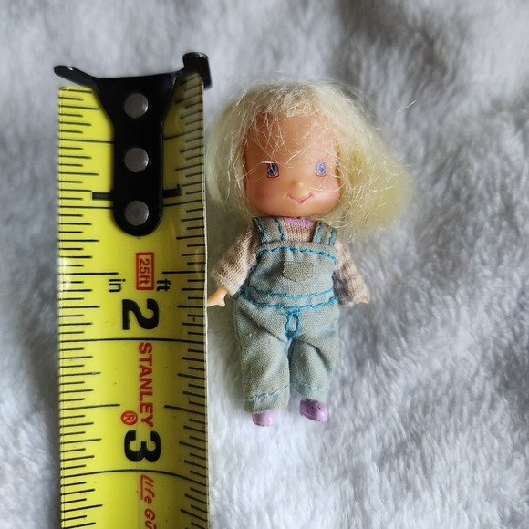 Vintage Strawberry Shortcake Cake Doll Mini 2.5" Blonde Hair Bib Overalls 1980s - Picture 6 of 6